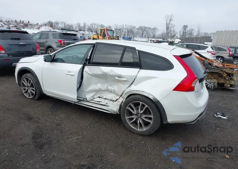 2018 Volvo V60 Cross Country T5 z USA, uszkodzony, nr VIN YV440MWK5J2057699